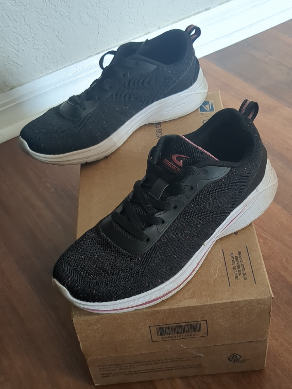 Black&Pink  Knit Athletic Sneakers with White Platform Sole With Pink Line